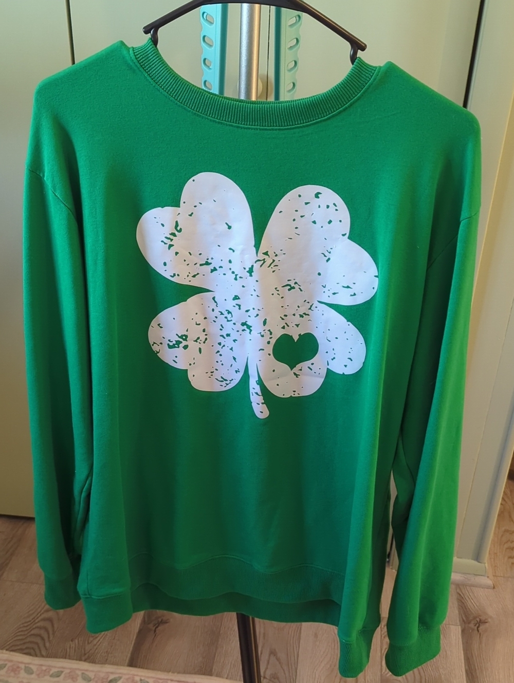 Green Women's Clover Graphic Sweatshirt